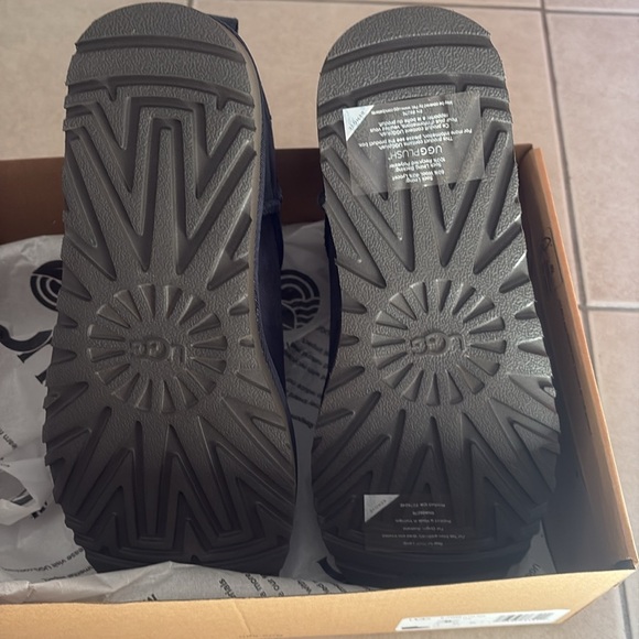 UGG Classic Ultra Mini Boots - Picture 3 of 5